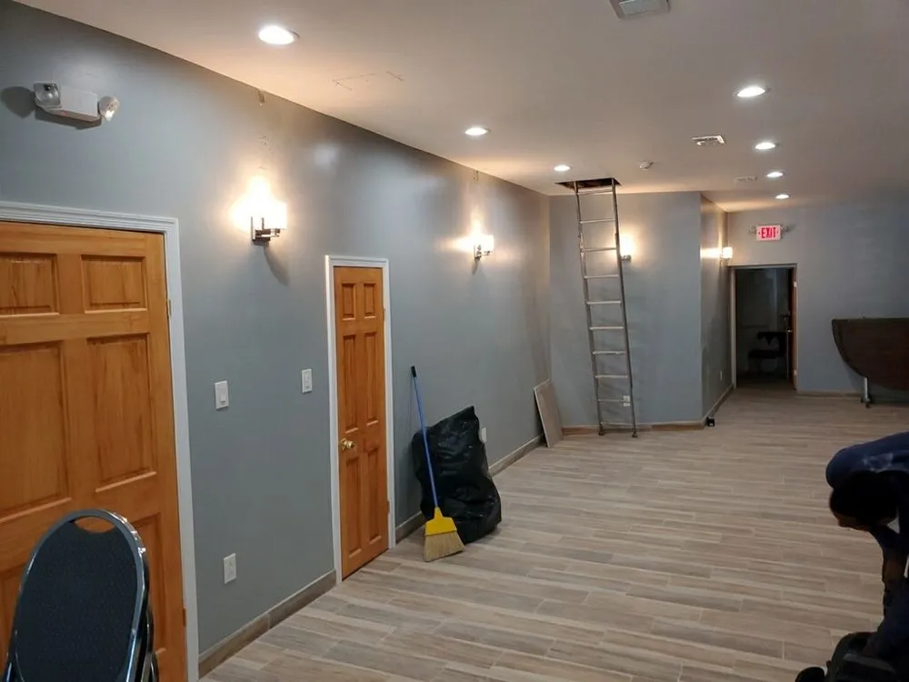 Emergency electrician providing circuit breaker repair in , 