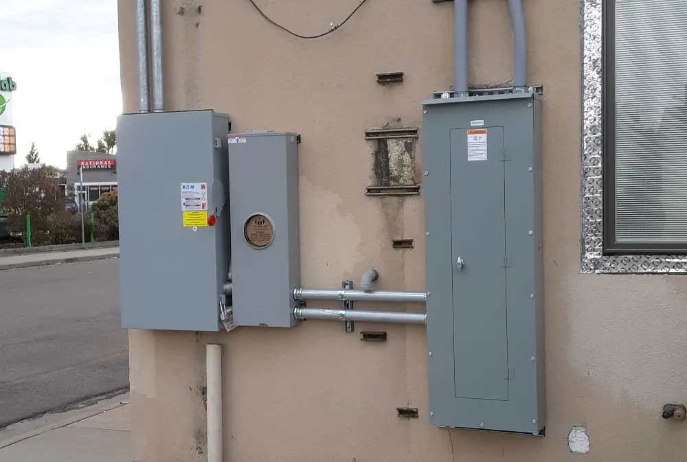 Expert electrician providing electrical repair in , 