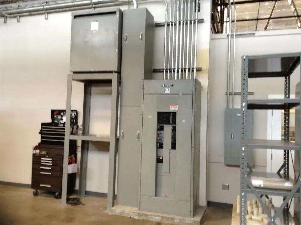 Licensed electrician providing emergency electrical service in , 