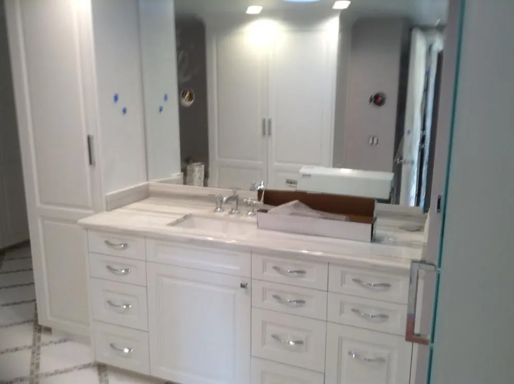 Emergency electrician providing circuit breaker repair in , 