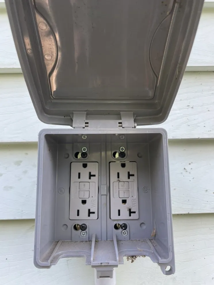 Emergency electrician providing electrical repair in , 