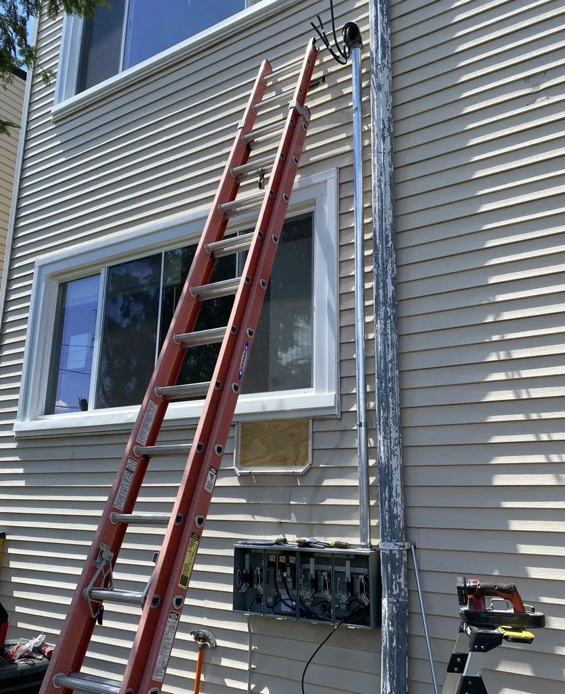 Reliable electrician providing emergency electrical service in , 