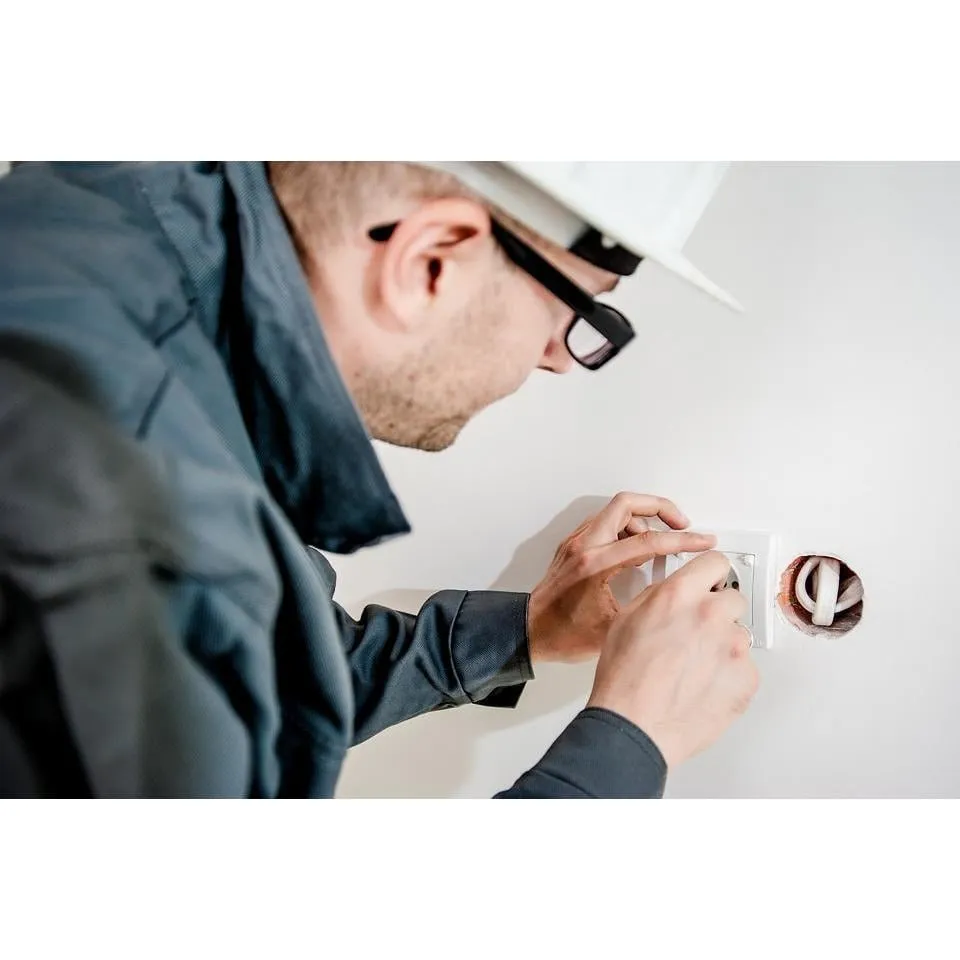 Emergency circuit breaker repair in Livonia, MI by MDEC Electrical and Lighting