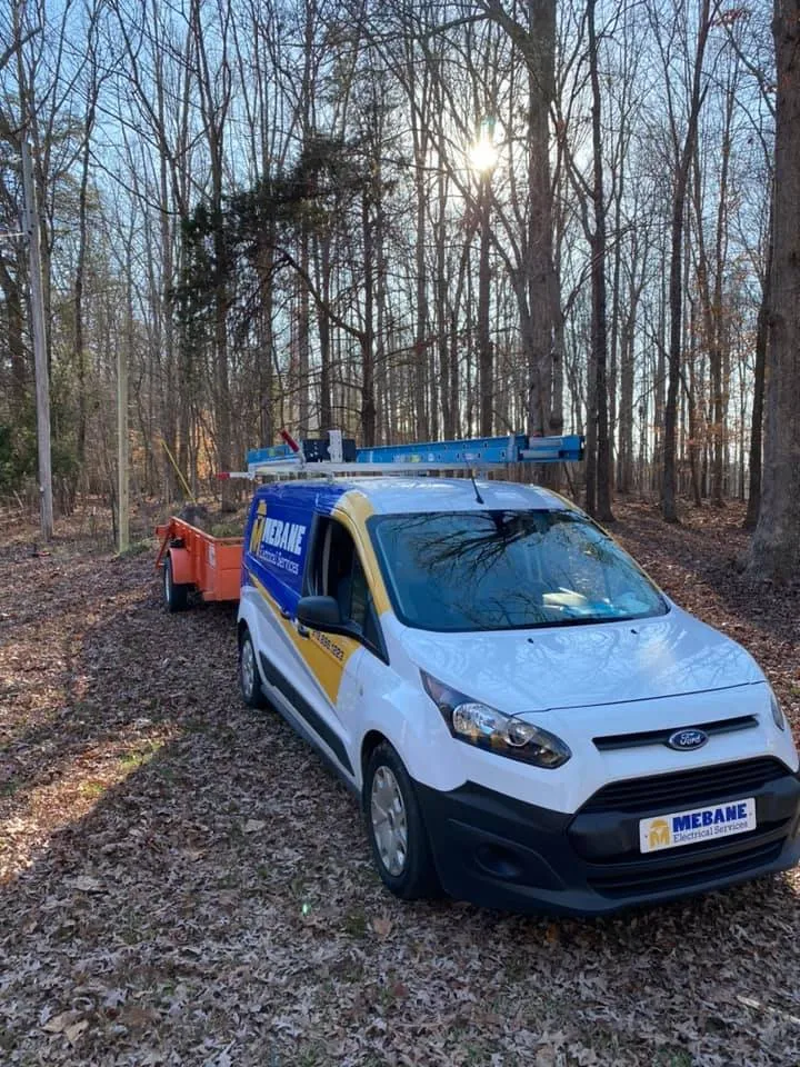 Emergency electrician providing circuit breaker repair in ,