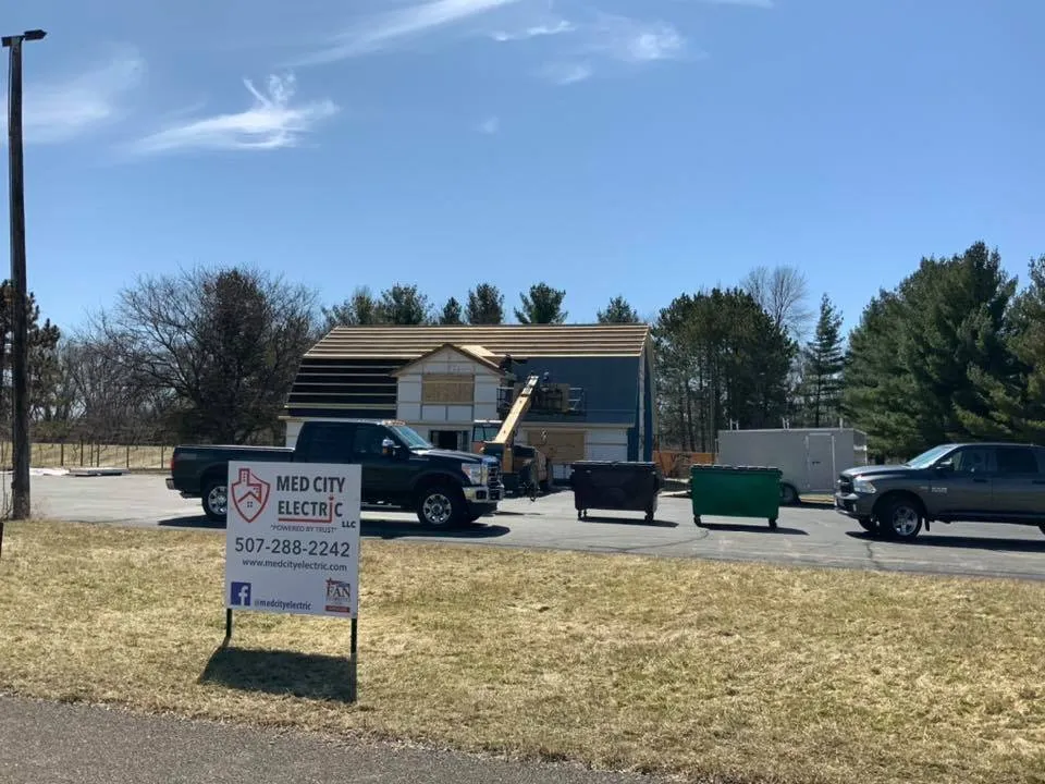 Emergency electrician providing emergency electrical service in , 