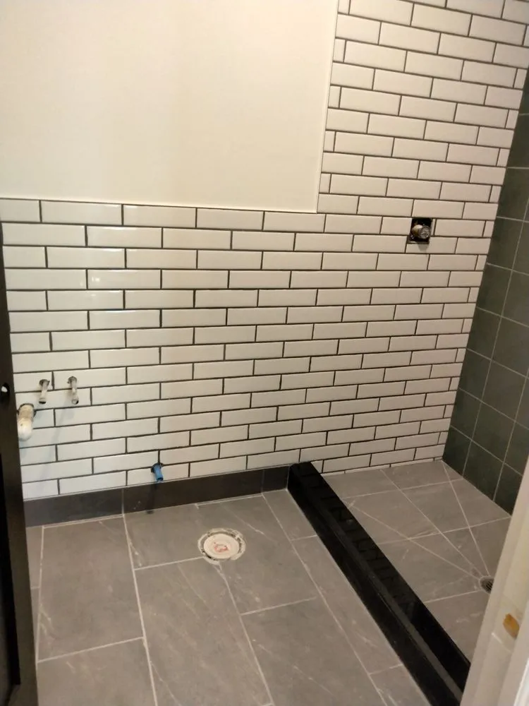 Licensed electrician providing emergency electrical service in , 