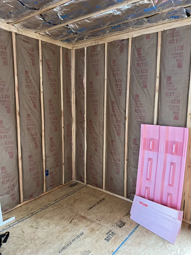 Certified electrician providing emergency electrical service in , 