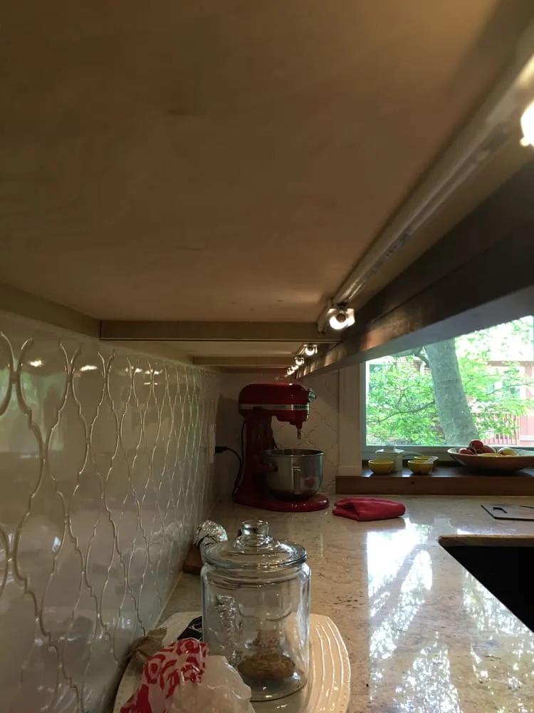 Certified electrician providing emergency electrical service in , 