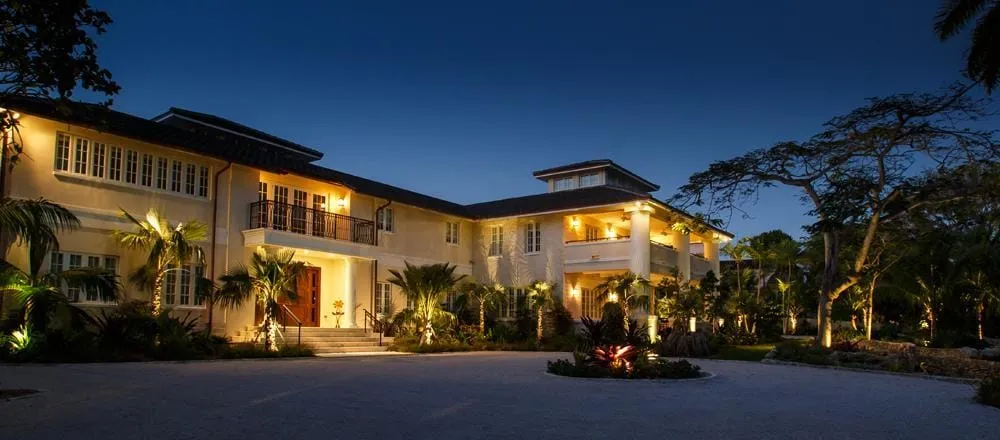 Licensed electrician providing emergency electrical service in , 