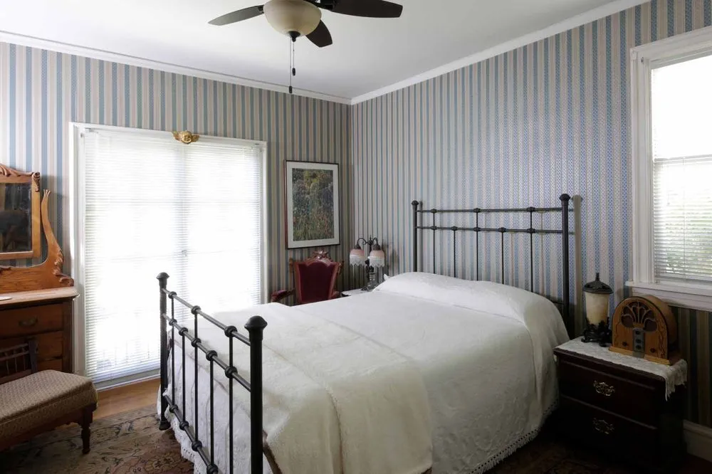 Certified electrician providing circuit breaker repair in , 