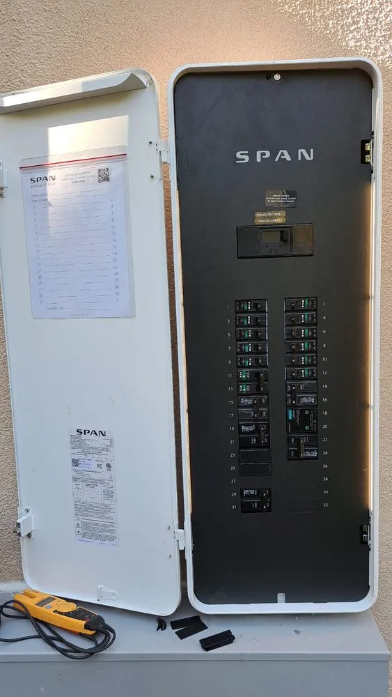 Licensed electrical service for homes in lighting installation,  by 