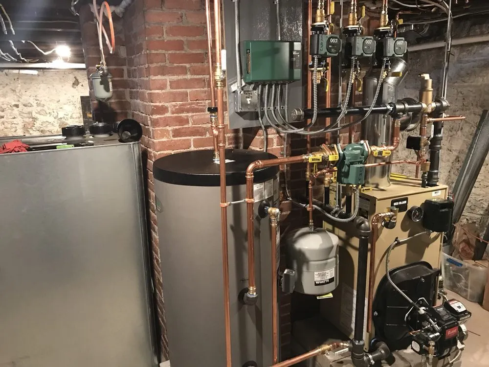 Licensed electrician providing electrical repair in , 