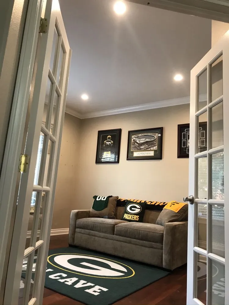 Professional electrician providing wiring installation in , 