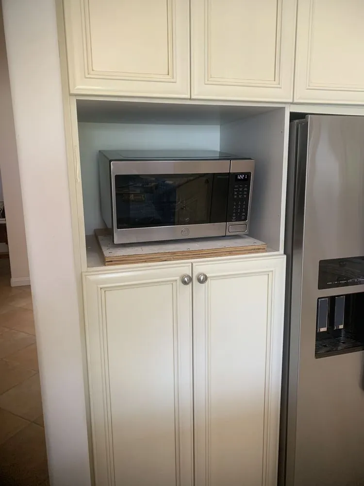 Professional electrician providing circuit breaker repair in ,