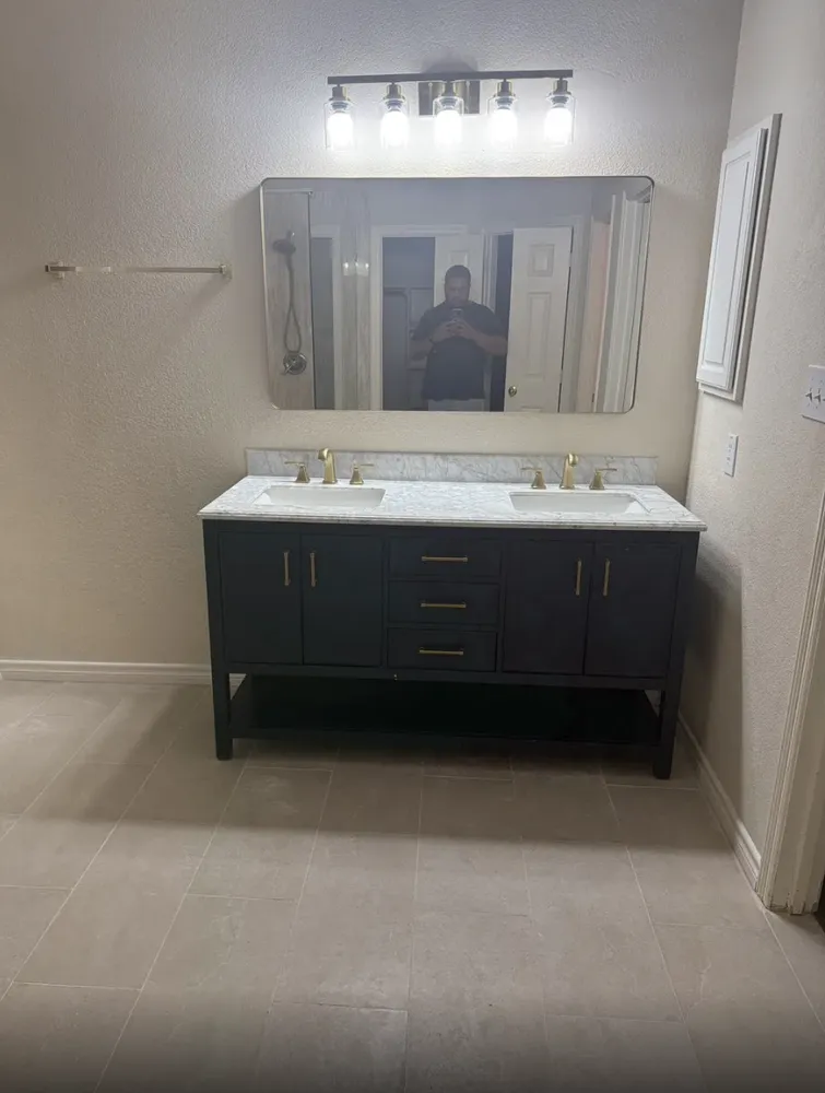 Expert electrician providing emergency electrical service in , 