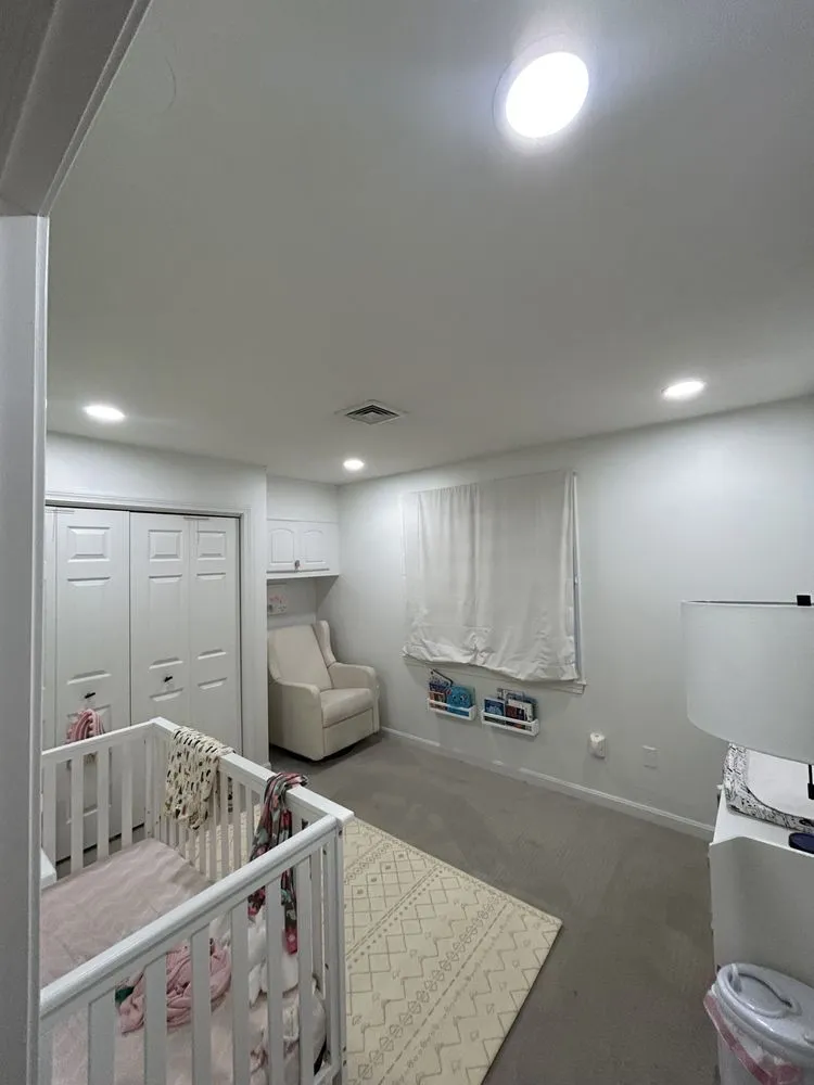 Certified electrician providing emergency electrical service in , 