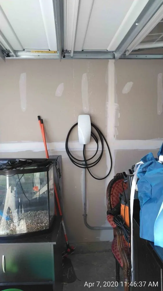 Affordable electrician providing emergency electrical service in , 