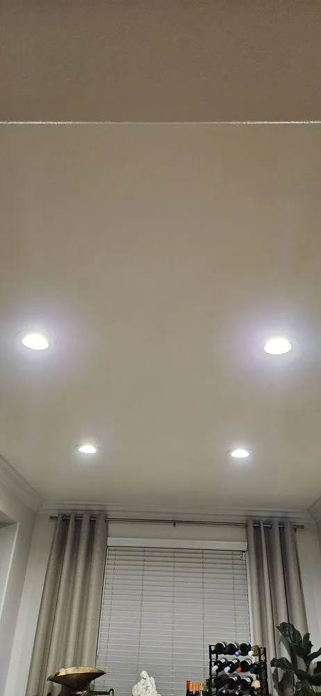 Licensed electrician providing electrical repair in , 