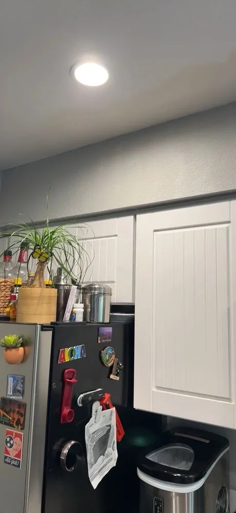 Professional electrician providing electrical repair in , 