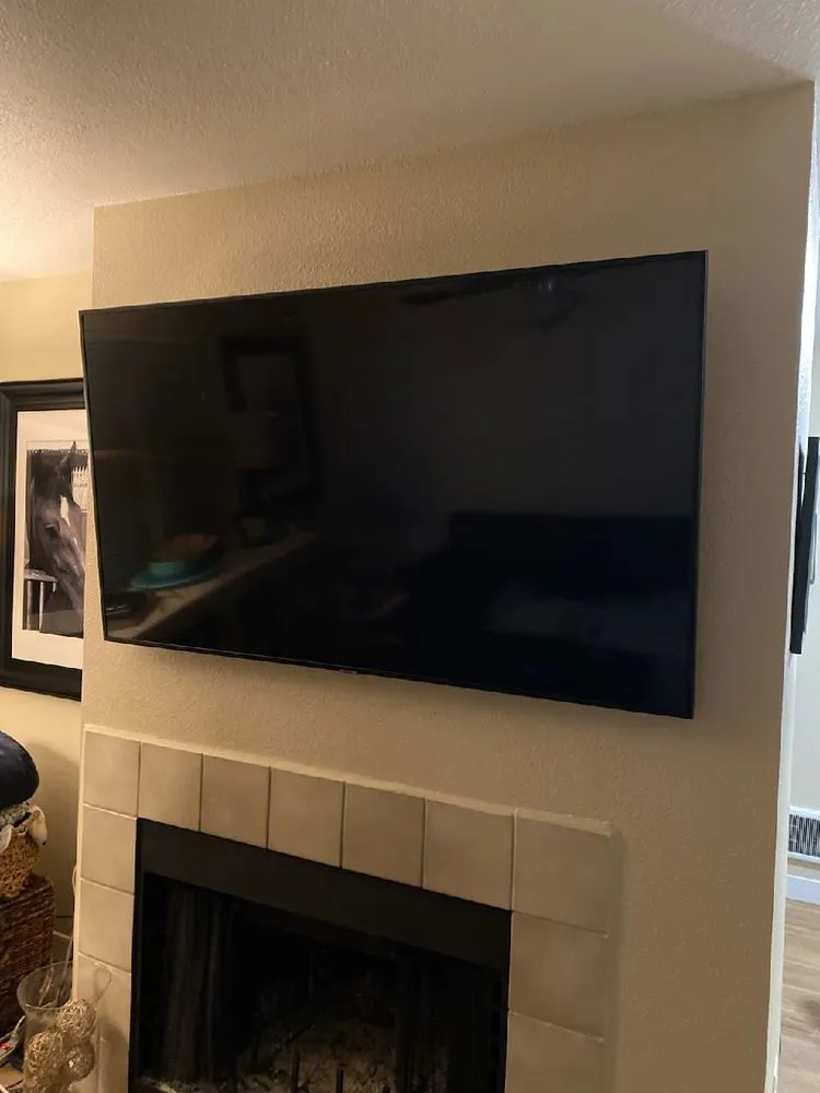 Emergency electrician providing circuit breaker repair in , 