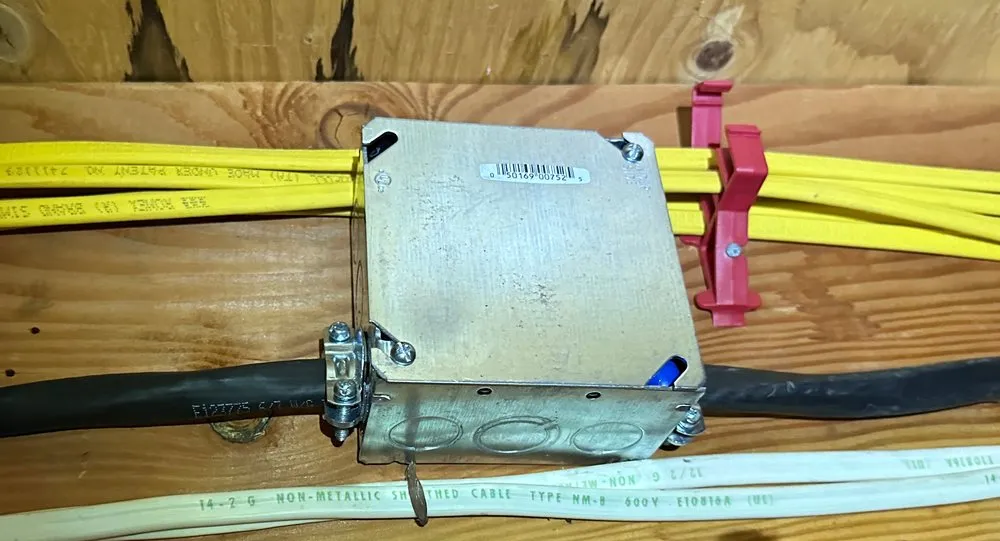 Trusted electrician providing electrical repair in , 