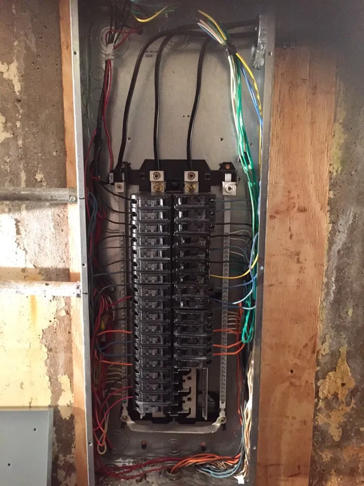 Emergency electrician providing lighting installation in , 