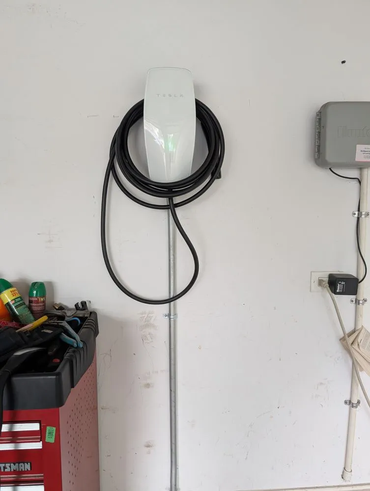 Licensed electrician providing electrical repair in , 