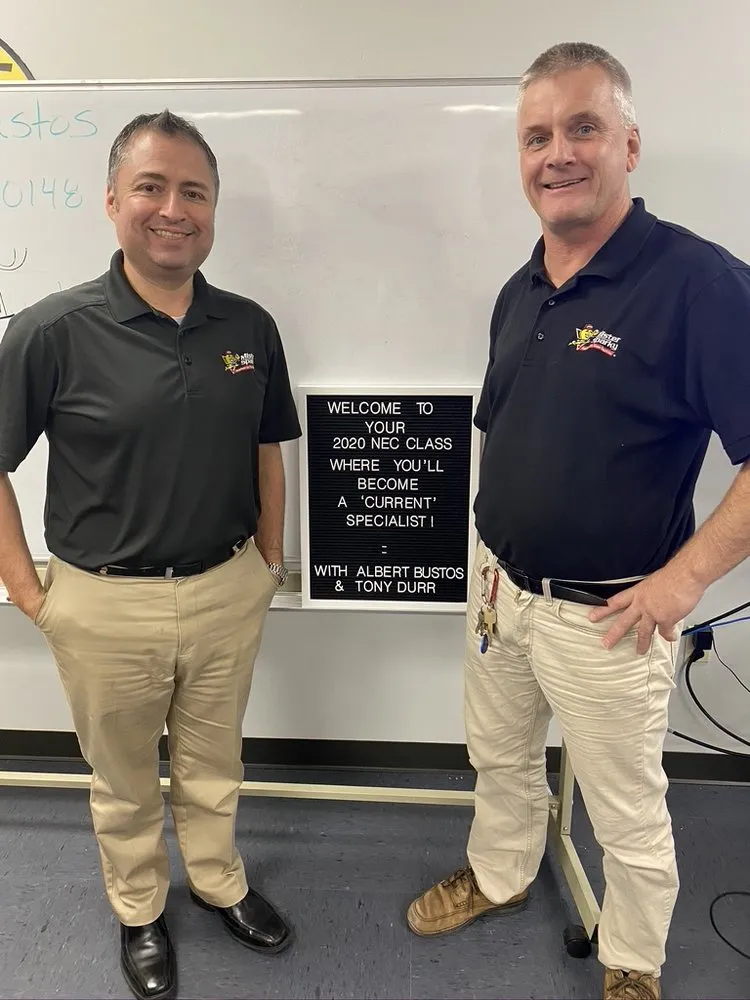 Licensed electrician providing circuit breaker repair in , 