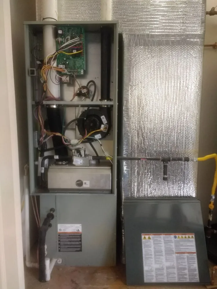 Licensed electrician providing electrical repair in , 