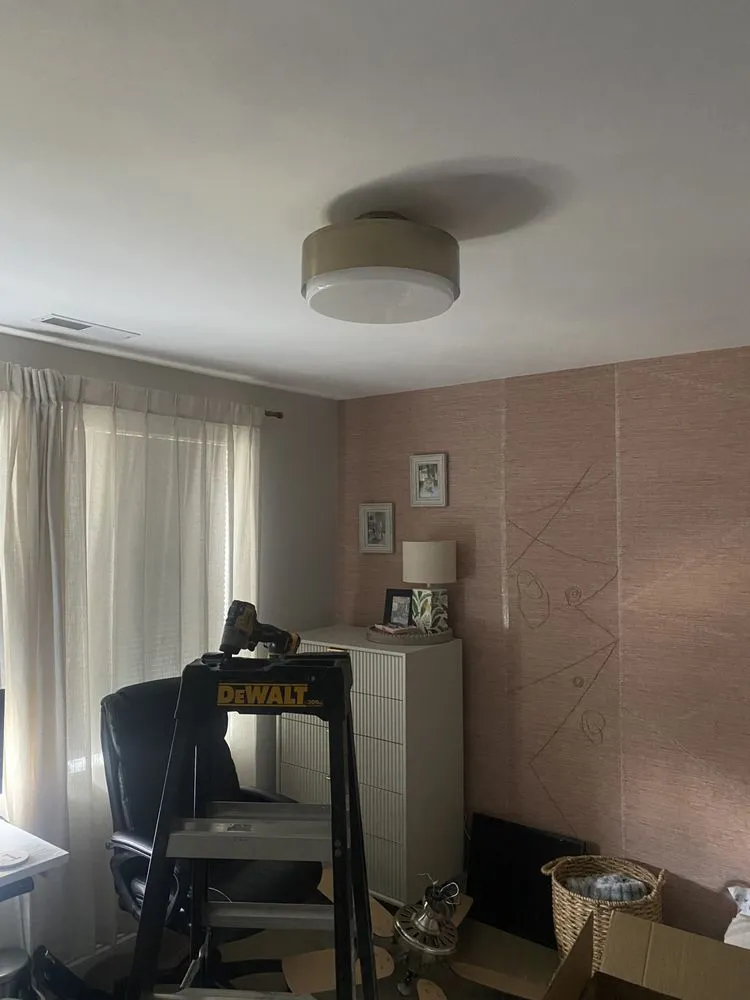 Emergency electrician providing circuit breaker repair in ,