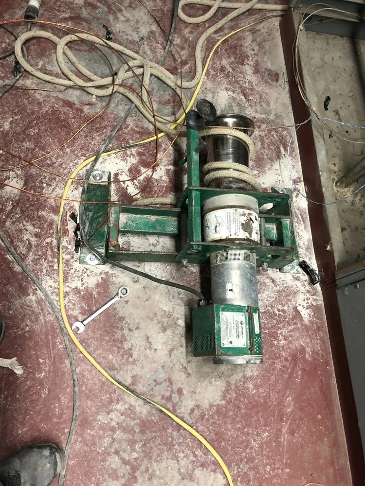 Licensed electrician providing circuit breaker repair in , 