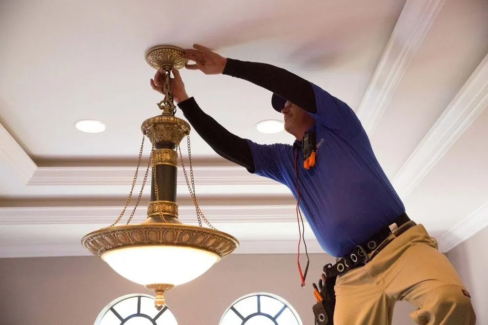 Licensed electrician providing circuit breaker repair in Township, MI - MLG Electric