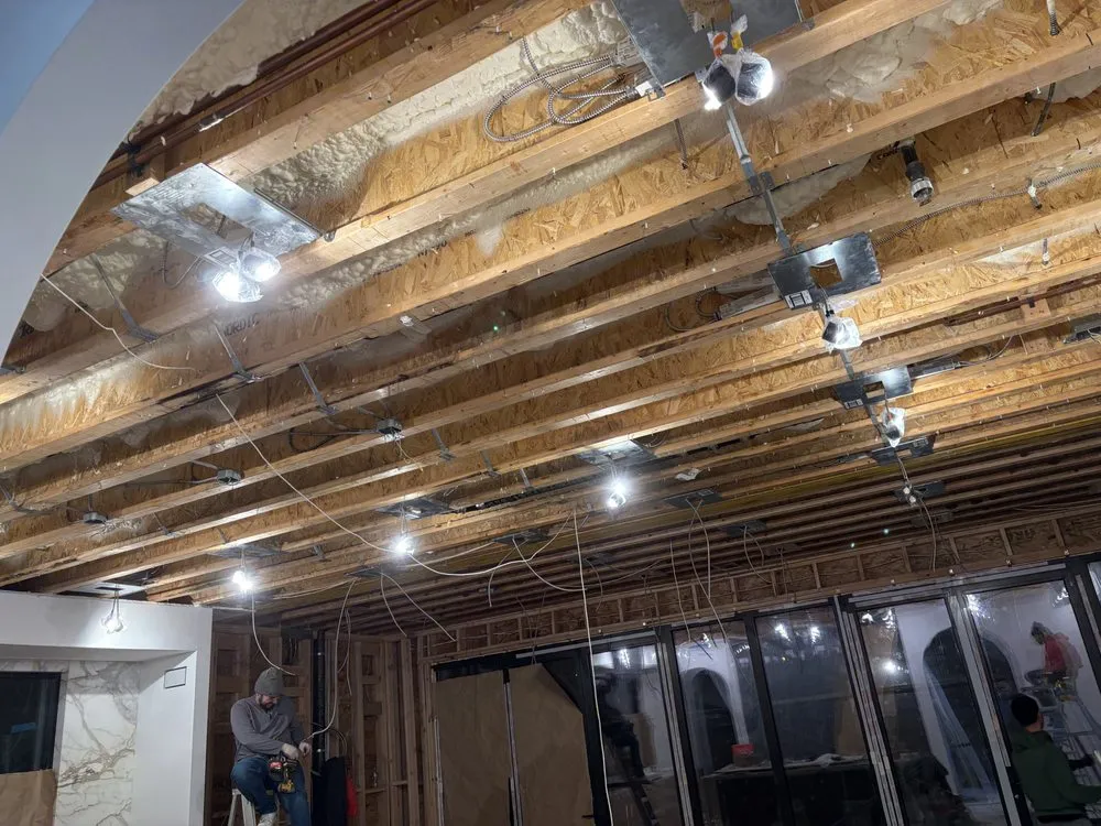 Licensed electrician providing outlet and switch repair in Flushing, NY - MM Electrico