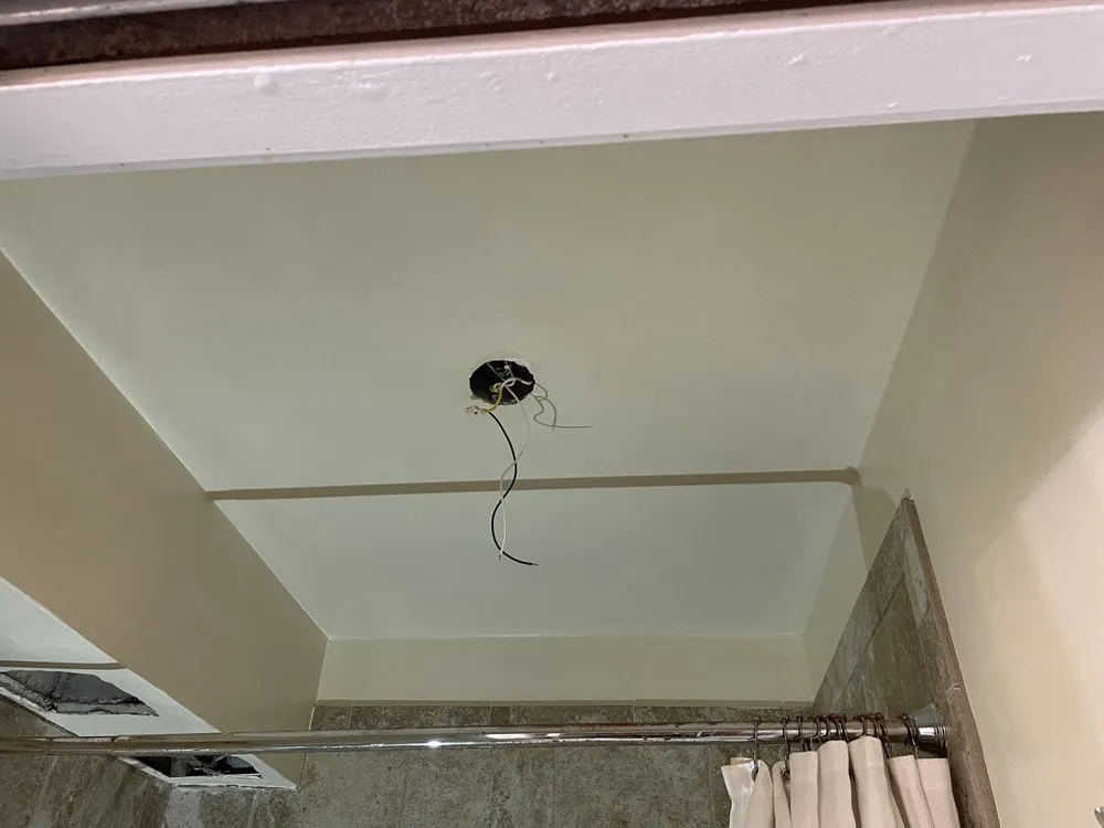 Licensed electrician providing emergency electrical service in Maui, HI - M&M Handyman