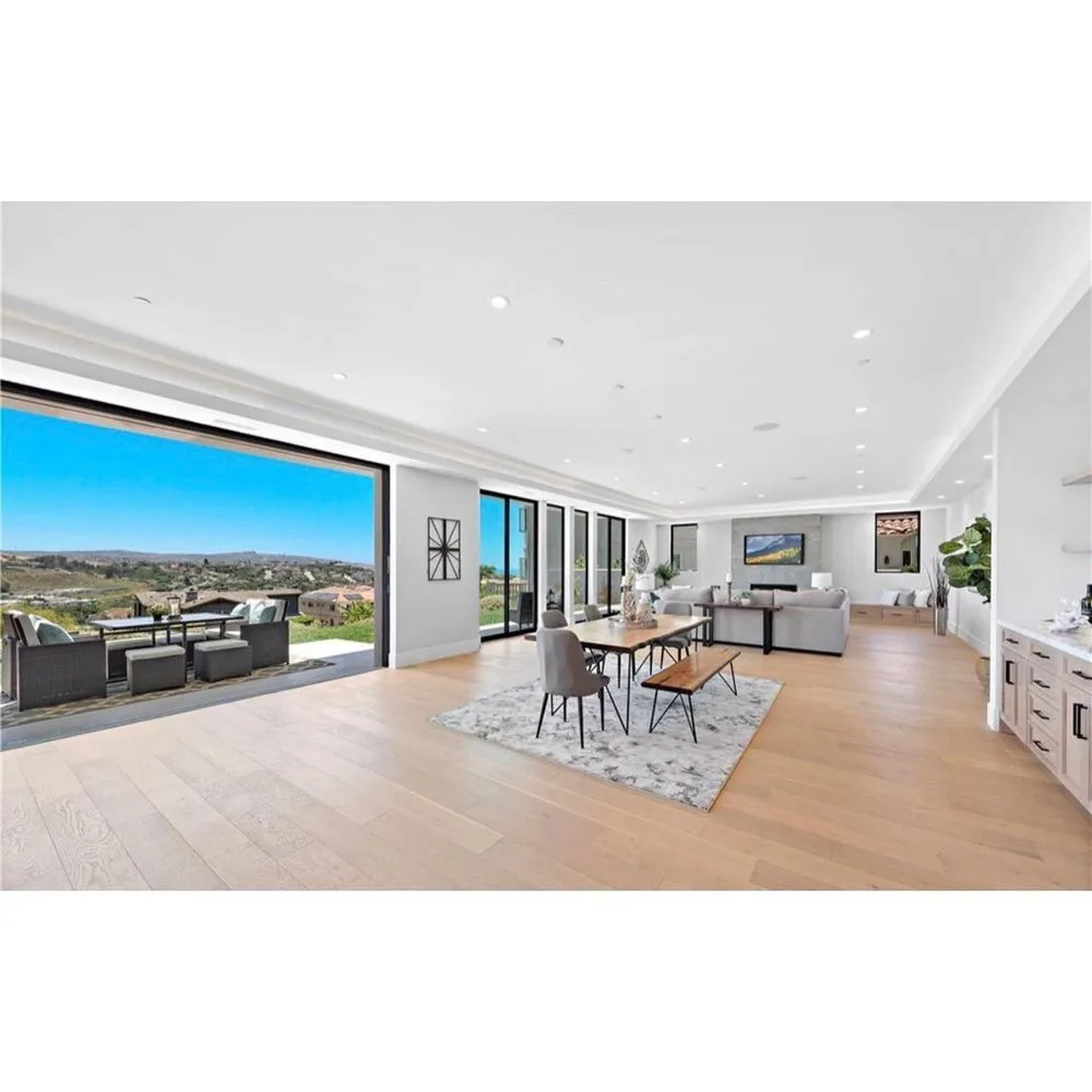 Expert electrician providing outlet and switch repair in La Crescenta-Montrose, CA - MMR Electric