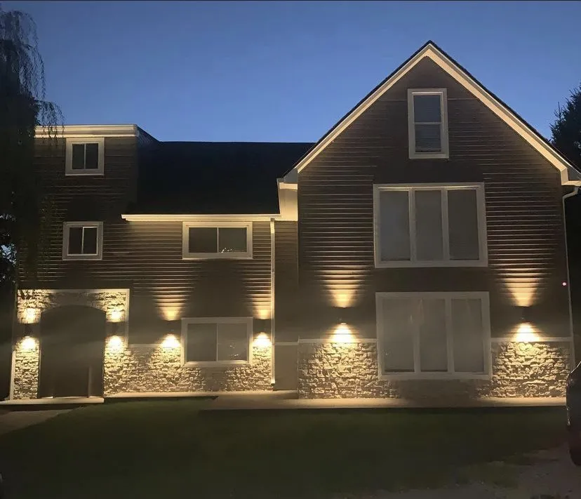 Emergency electrician providing electrical repair in , 