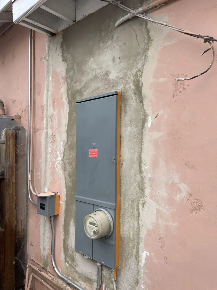 Affordable electrician providing emergency electrical service in ,