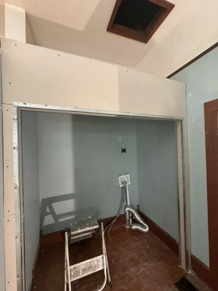 Emergency electrician providing outlet and switch repair in , 