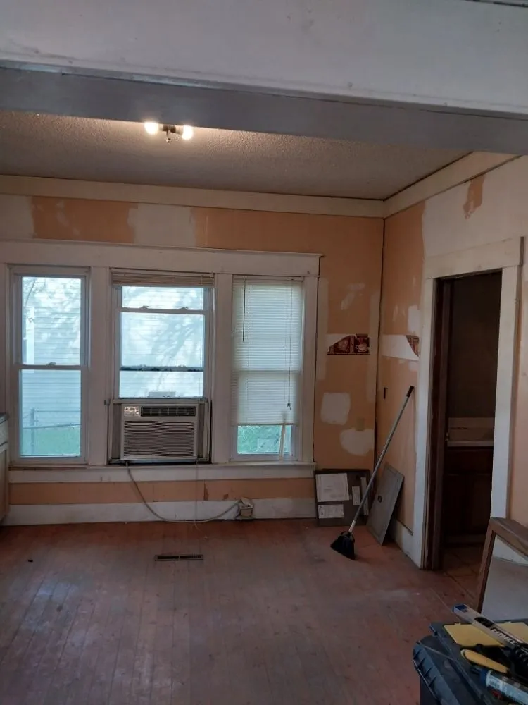 Licensed electrician providing lighting installation in Mason, IL - Moe's Home Maintenance and Repair
