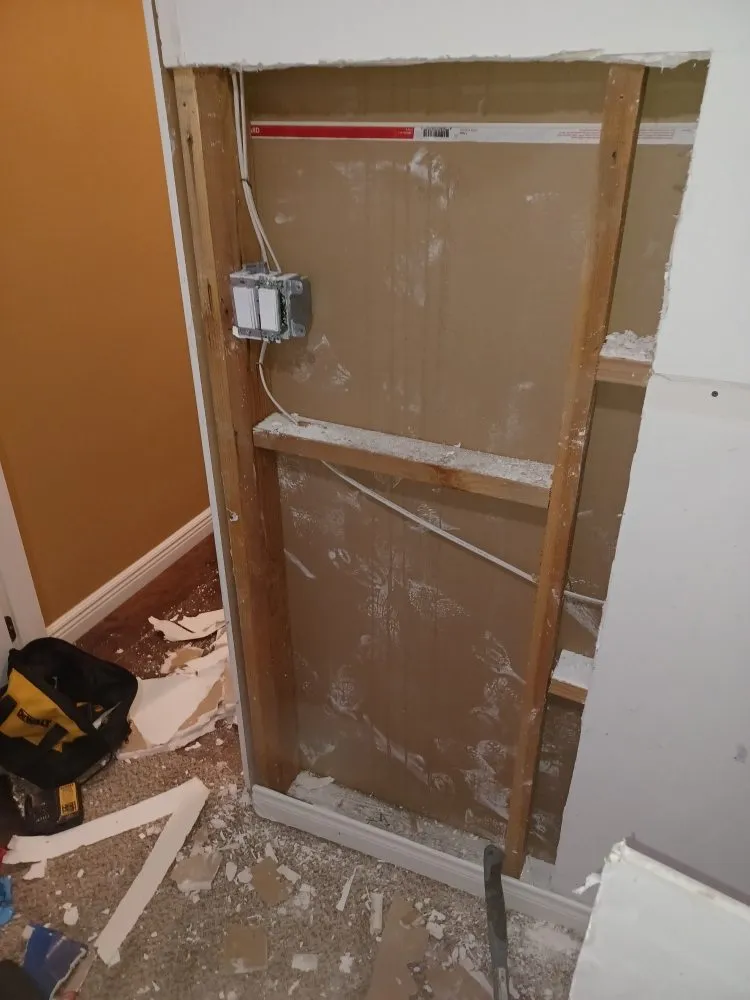 Licensed electrician providing emergency electrical service in , 