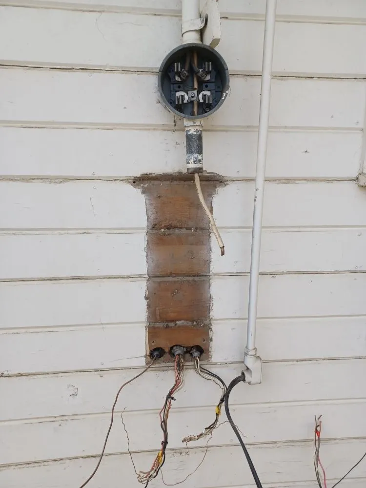 Licensed electrician providing circuit breaker repair in , 