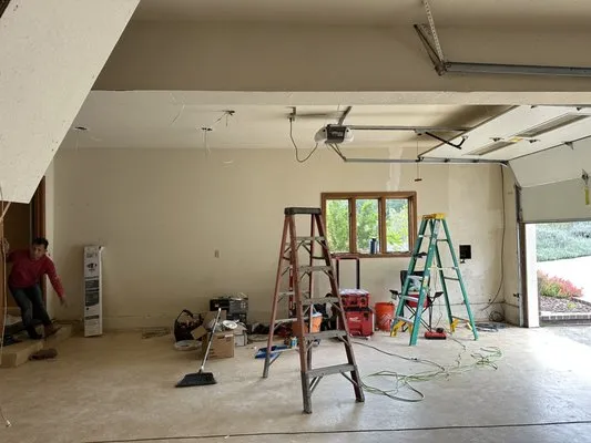 Monroy Remodeling Logo