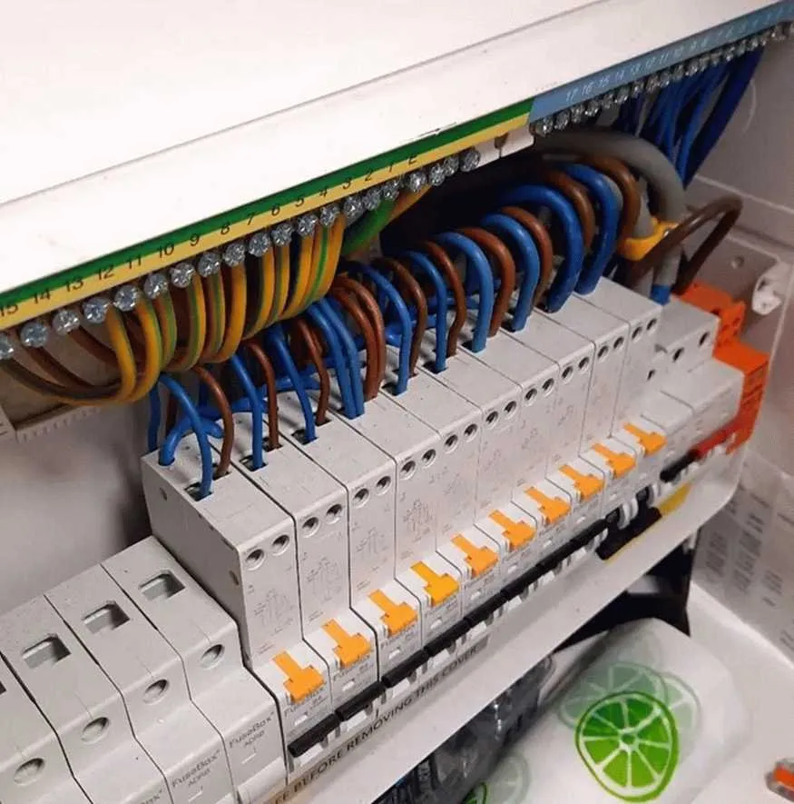 Licensed electrician providing electrical repair in , 