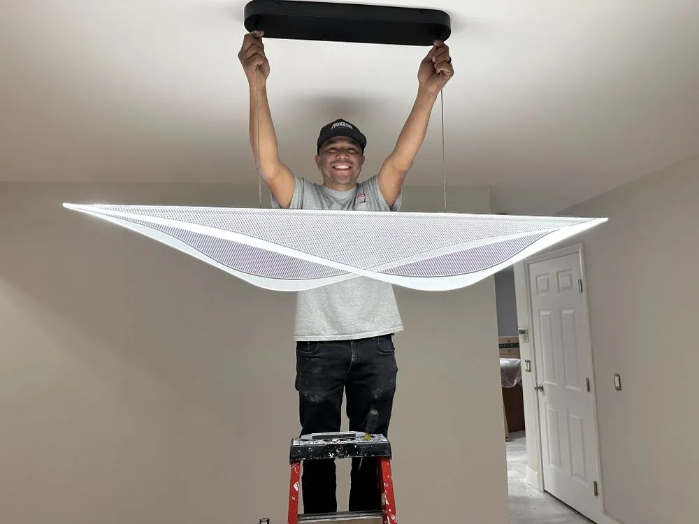 Licensed electrician providing electrical repair in , 