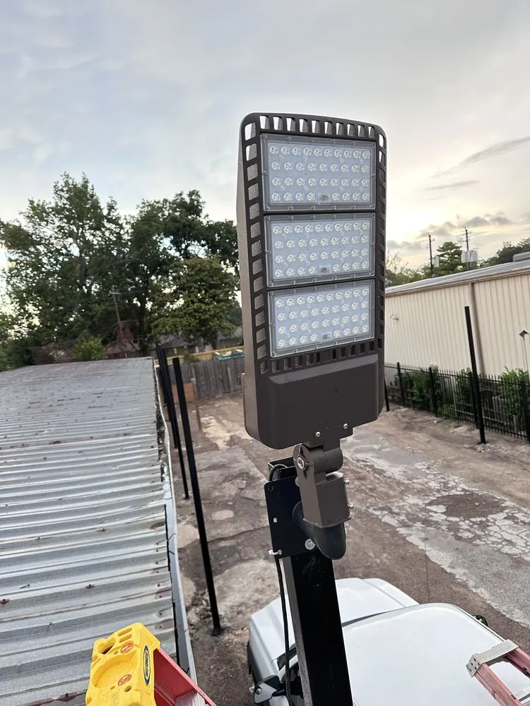 Licensed electrician providing circuit breaker repair in Klein, TX - MOS ELECTRIC