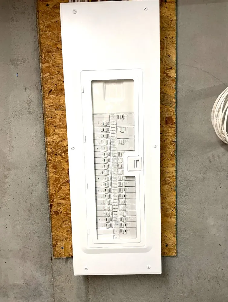 Certified electrician providing circuit breaker repair in , 