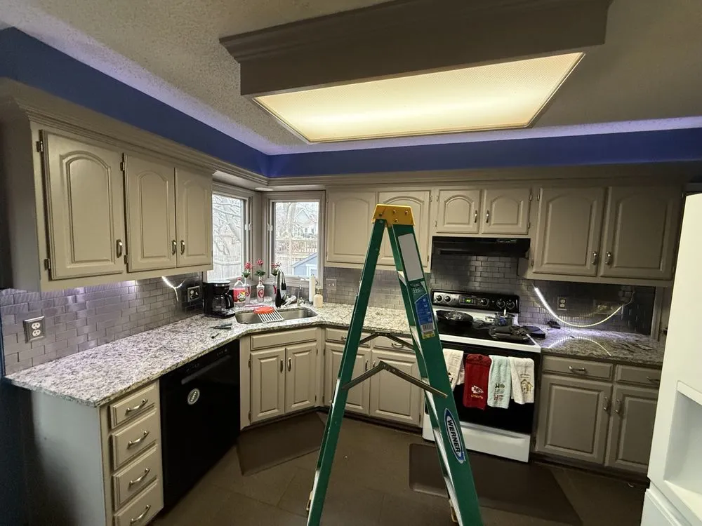 Emergency electrician providing circuit breaker repair in , 