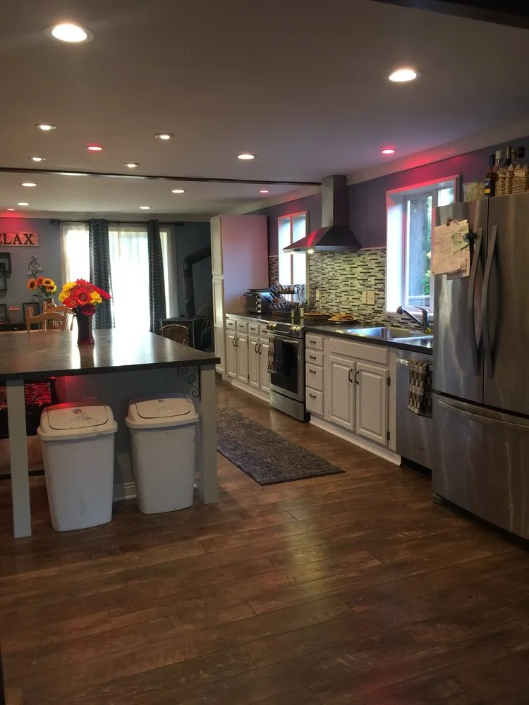 Licensed electrician providing circuit breaker repair in , 