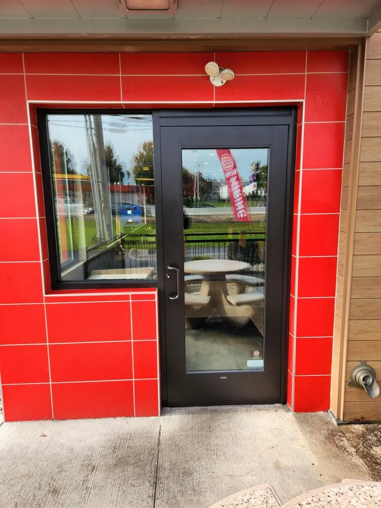 Licensed electrician providing circuit breaker repair in , 