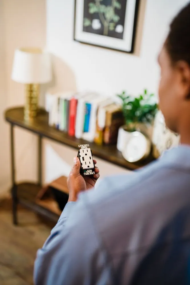 Emergency electrician providing circuit breaker repair in , 